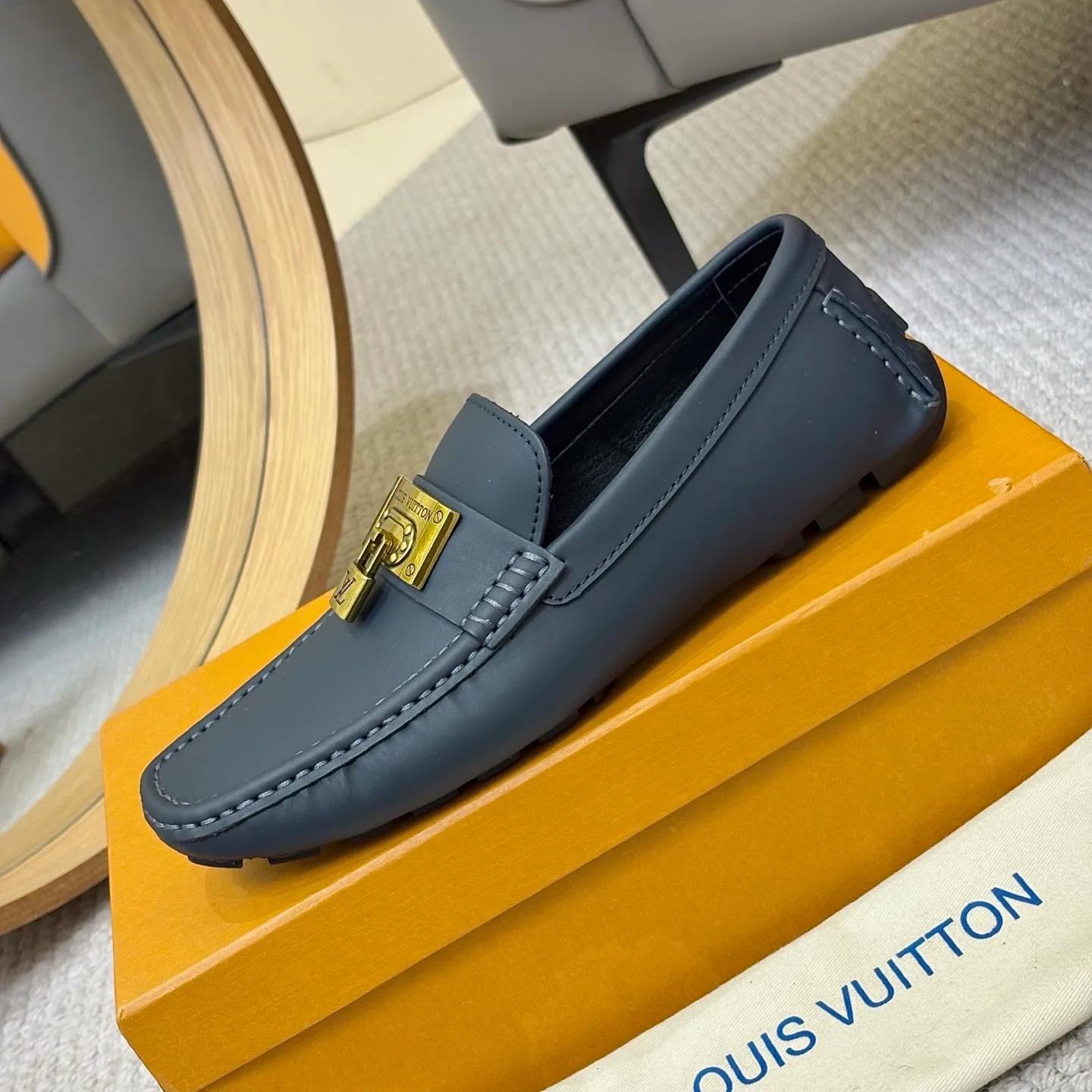 Men's men's shoes 💰420 (Yangli) LV 2⃣️0⃣️2⃣️5️⃣Spring and summer counter GLORIA series models ✈️Original factory special leather production, original last type. A classic driving slip-on casual shoe that shows an elegant style with exquisite craftsmanship details such as Monogram embossing all over the upper🌀Italian imported calfskin fabric Sheepskin foot pads➕Inside～Private mold replica sole Unique style Comfortable driving slip-on Size: 4-12 (38-46) Comes with [Counter packaging: original box, wrapping paper, card, instruction manual, shoehorn, cloth bag] No pressure to enter and leave the counter!